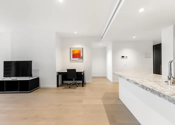Central 2 Bedroom Apartment Melbourne With Parking