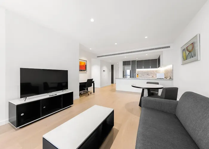 Central 2 Bedroom Apartment Melbourne With Parking