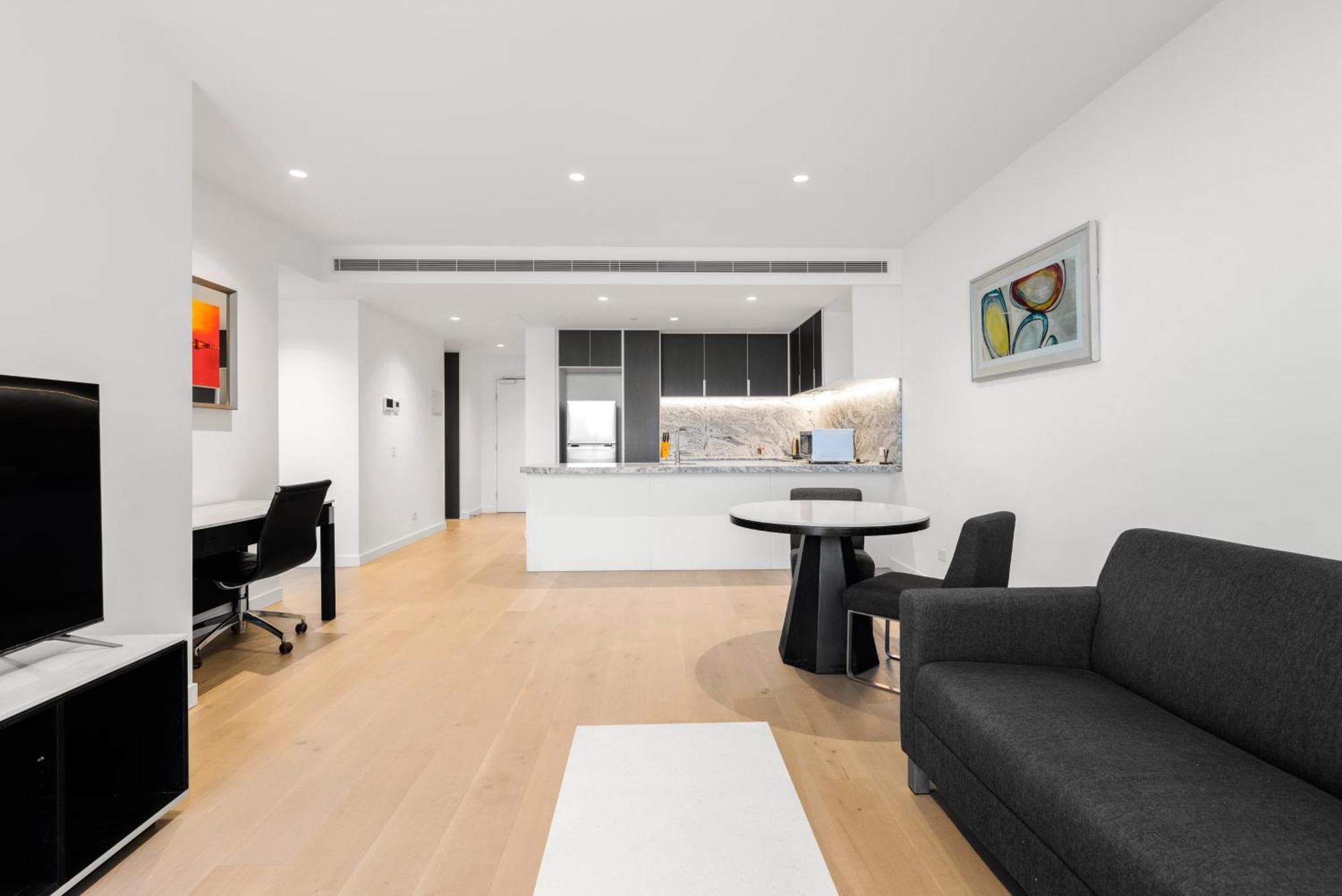 2 Bedroom With Parking Apartment *